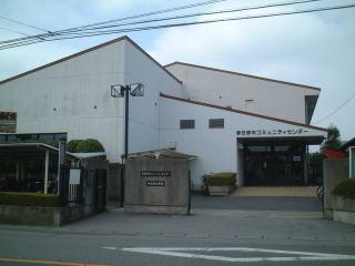 曇り空の下の白いコンクリートで建築された粕壁南公民館の外観の写真（「粕壁南公民館」のページへリンク）